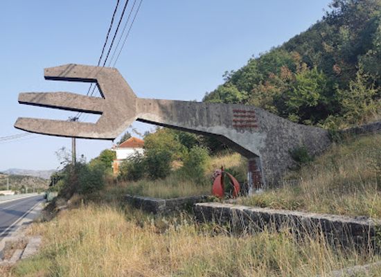 montenegro/moraca/landmark/the-monument-to-hanged-patriots