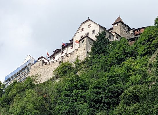 liechtenstein/alp-pradamee-trail/landmark/vaduz-castle
