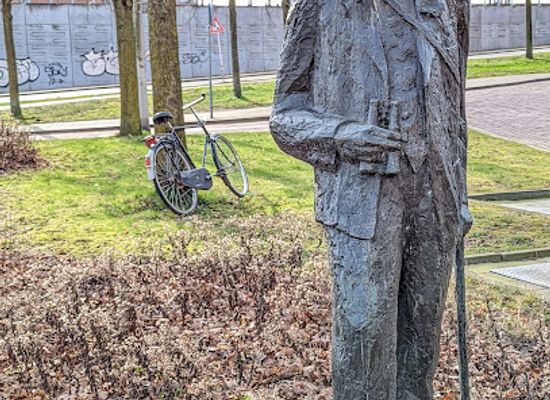 netherlands/arnhem/landmark/pg-van-tienhoven-standbeeld