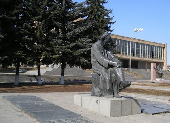 armenia/gyumri/landmark/statue-of-avetik-isahakyan