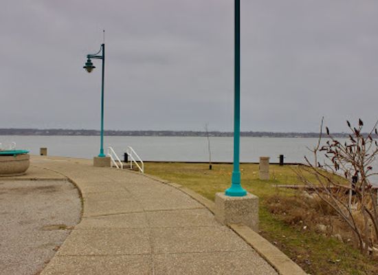 michigan/muskegon/landmark/american-flag