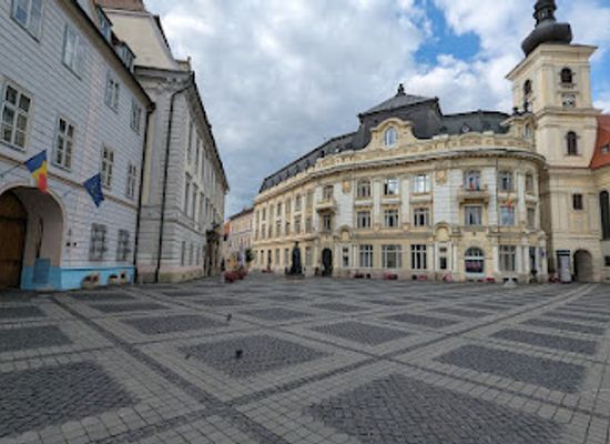 romania/sibiu/landmark/statue-of-baron-samuel-von-brukenthal