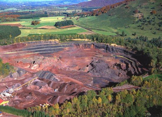 france/auvergne-volcanoes/landmark/volcan-de-lemptegy