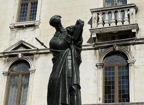croatia/dalmatia/landmark/marko-marulic-statue