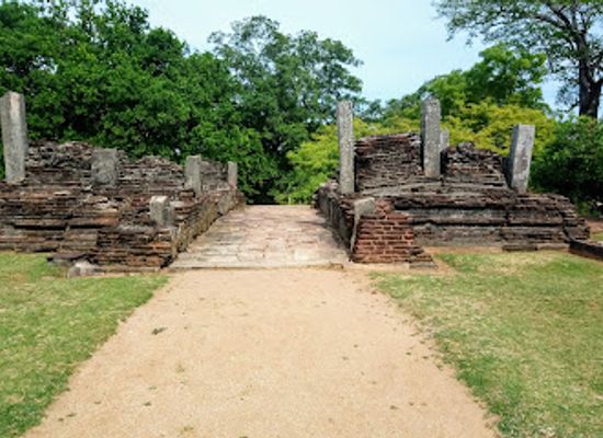 sri-lanka/polonnaruwa/landmark/western-entrance-of-the-sacred-quadrangle