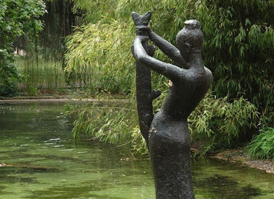 switzerland/geneva/landmark/statue-in-fountain