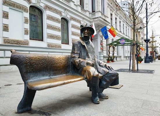 poland/lodz/landmark/julian-tuwim-monument-lodz