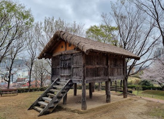 south-korea/yeongnam-region/landmark/bonghwangdong-historic-site