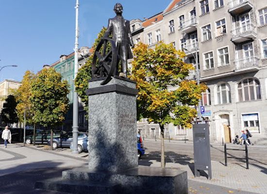 poland/poznan/landmark/monument-to-hipolit-cegielski-in-poznan