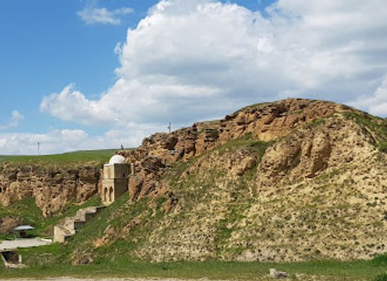 azerbaijan/mugan-plain/landmark/diri-baba-mausoleum