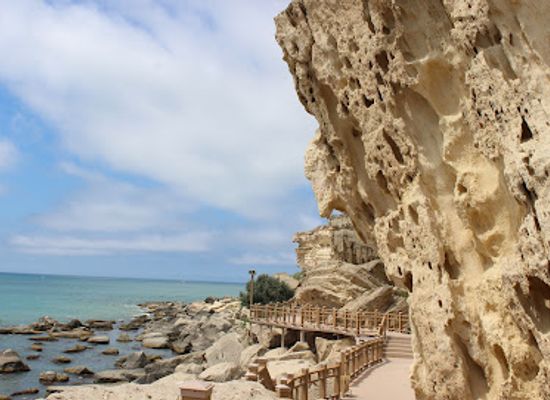 kazakhstan/aktau/landmark/skal-naya-tropa