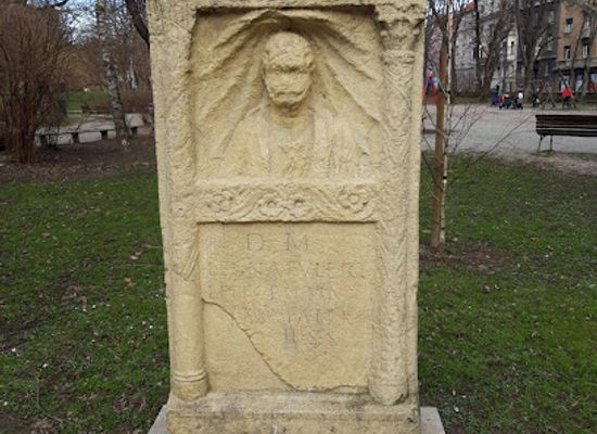 croatia/zagreb/landmark/ancient-roman-tombstone