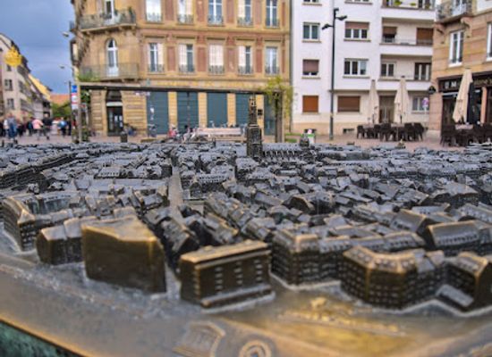 france/strasbourg/landmark/plan-de-la-ville-de-strasbourg-en-bronze