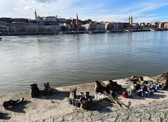 hungary/kiskunsag/landmark/shoes-on-the-danube-bank