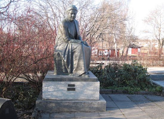 sweden/varmland/landmark/selma-lagerlof-staty