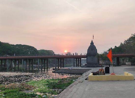 india/nashik/landmark/gadage-maharaj-pool-godavari-river