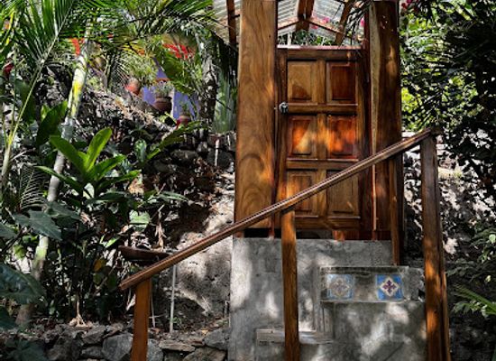 nicaragua/apoyo-lagoon/landmark/casa-de-las-aves