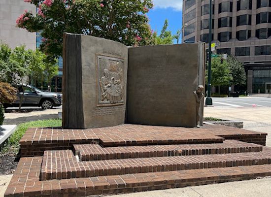 north-carolina/greensboro/fisher-park/landmark/o-henry-book-statue