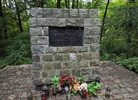 poland/poznan/jezyce/landmark/pomnik-ofiar-fortu-vii-nad-rusalka-w-poznaniu