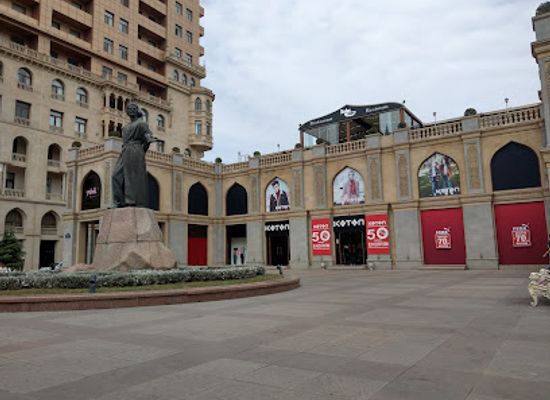 azerbaijan/baku/nizami-street/landmark/nasimi-monument