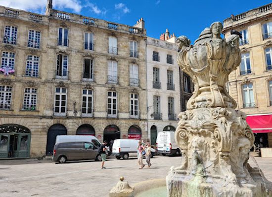 france/bordeaux/quinconces/landmark/place-du-parlement