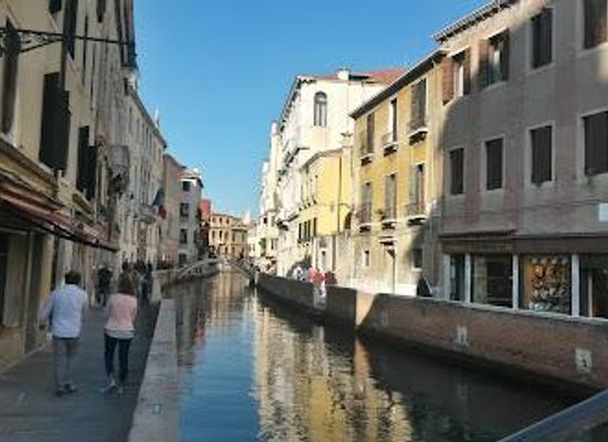 italy/venice/landmark/ponte-s-trovaso