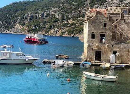 croatia/hvar/landmark/komiza-castle