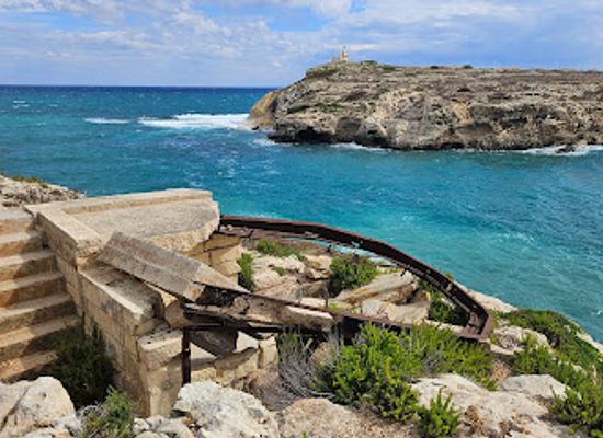 malta/mistra-bay/landmark/ww2-search-light-post