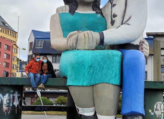 argentina/central-patagonia/landmark/escultura-sentados-frente-al-mar