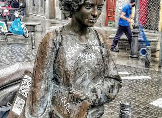 spain/madrid/malasana/landmark/estatua-joven-caminando-en-malasana