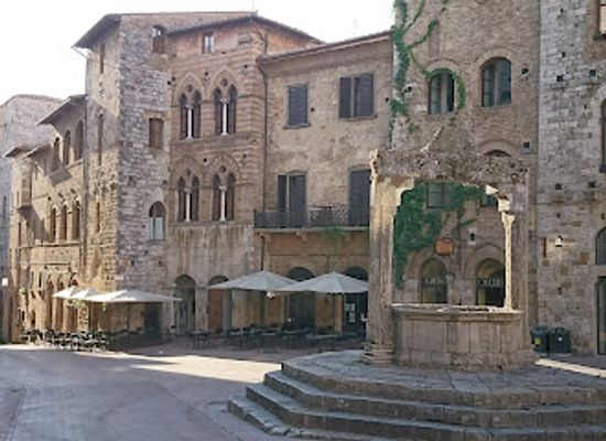 italy/san-gimignano/landmark/piazza-della-cisterna