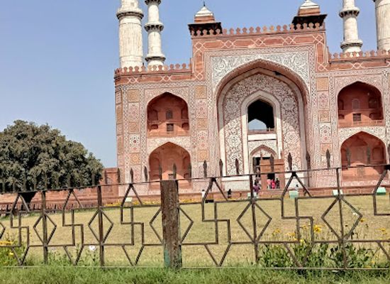 india/agra/landmark/tomb-of-akbar