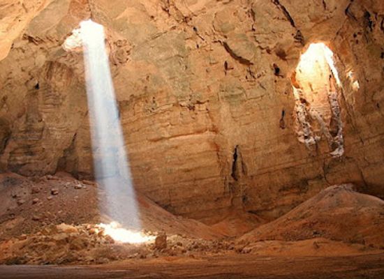 oman/wadi-shab/landmark/majlis-al-jinn