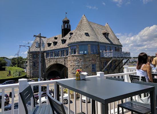 rhode-island/narragansett/landmark/the-coast-guard-house-restaurant