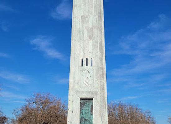 canada/peace-river-country/landmark/william-livingstone-memorial-lighthouse