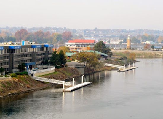 washington/kennewick/landmark/clover-island-inn