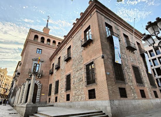 spain/madrid/chueca/landmark/casa-de-las-siete-chimeneas