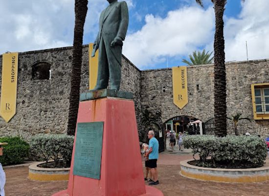 curacao/punda/landmark/dr-efrain-jonckheer-statue