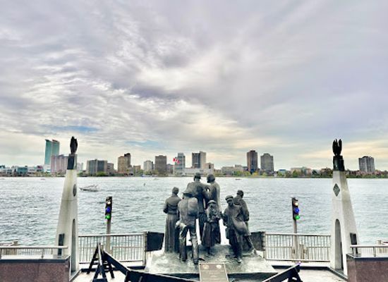 michigan/detroit/landmark/detroit-police-department-monument
