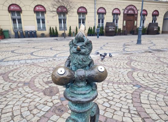 poland/wroclaw/landmark/krasnal-orzezwiacz-wakacijny
