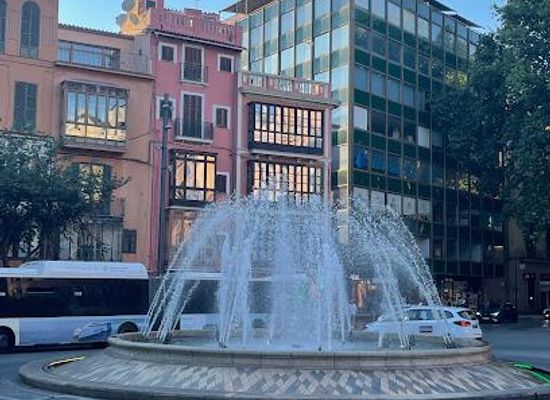 spain/palma-de-mallorca/landmark/placa-de-la-reina