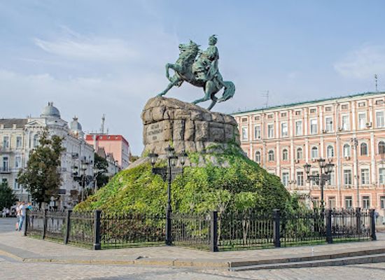 ukraine/pylypets/landmark/bohdan-khmelnytsky-monument