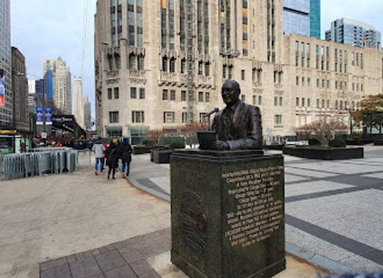 illinois/chicago/magnificent-mile/landmark/jack-brickhouse-statue