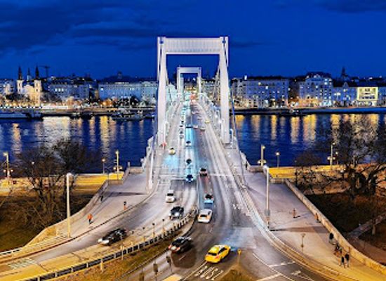 hungary/budapest/inner-city/landmark/erzsebet-bridge