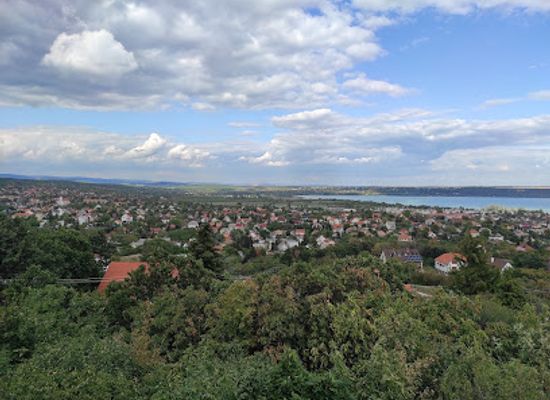 hungary/lake-balaton/landmark/ovari-messzelato