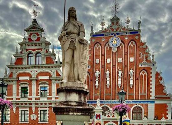 latvia/semigallia/landmark/roland-s-statue