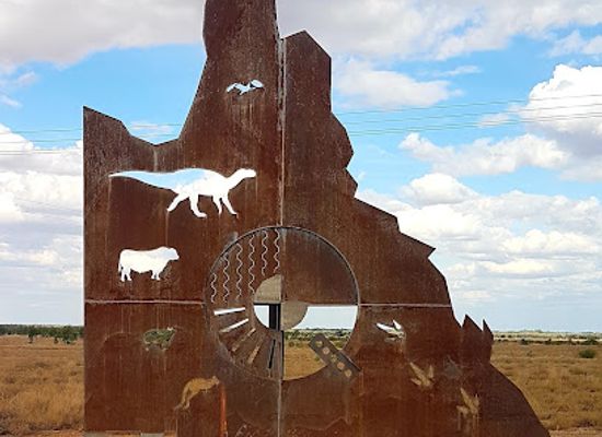 australia/central-queensland/landmark/centre-of-queensland-monument