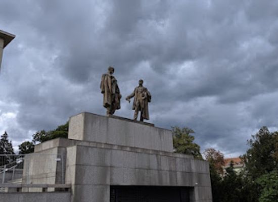 czechia/brno/landmark/sculpture-of-the-mrstik-brothers