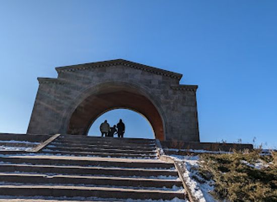 armenia/kotayk/landmark/charents-arch