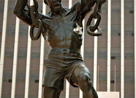 zambia/kafue-flats/landmark/freedom-statue